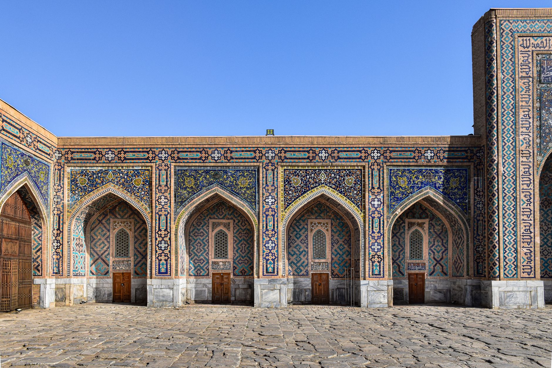 Tarixiy madrasa hovlisida sharqona naqshlar
